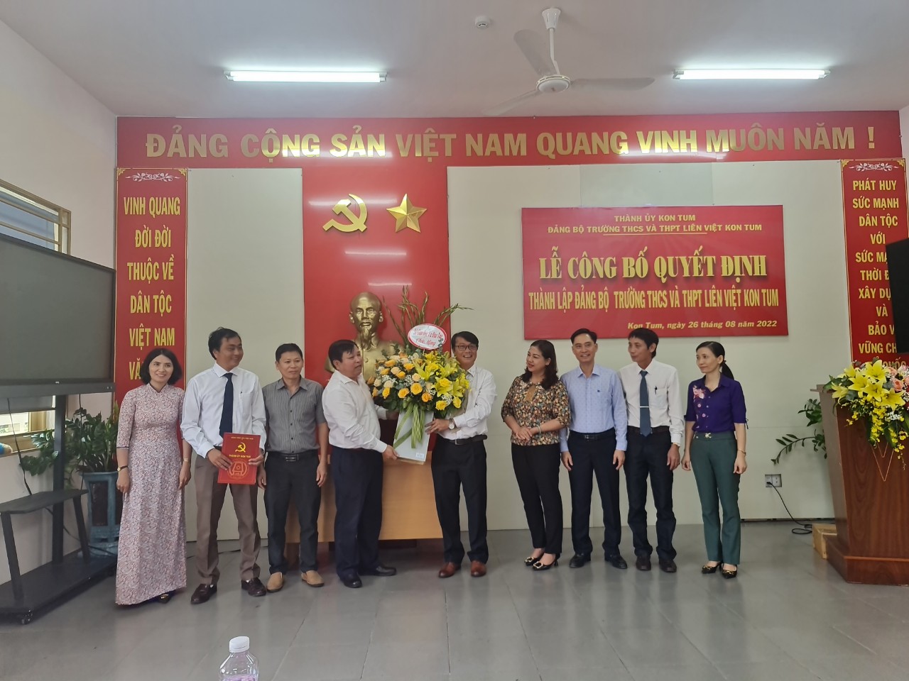 Lễ công bố Quyết định thành lập Đảng bộ Trường THCS và THPT Liên Việt Kon Tum